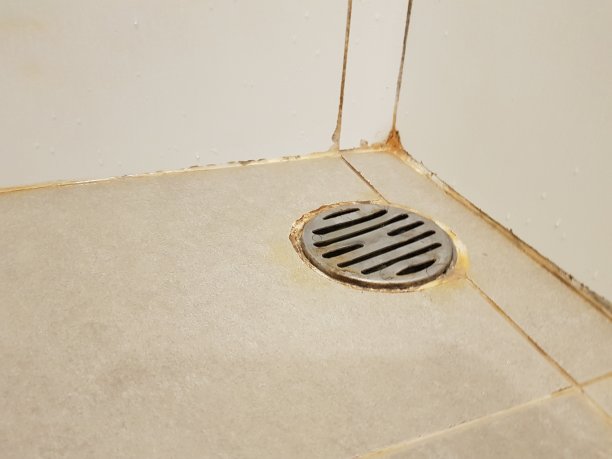 浴室瓷砖上的金属排水孔图片下载