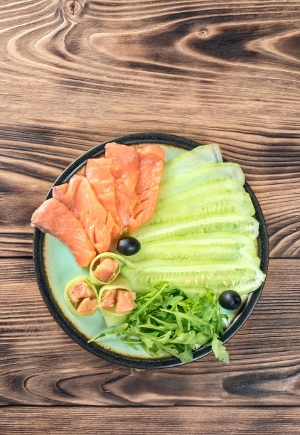 配上红鲑鱼片、黄瓜片、芝麻菜橄榄和面包卷图片下载