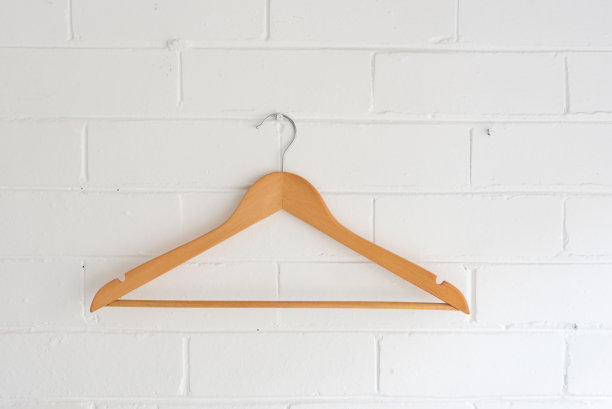 单木衣架的特写图片下载