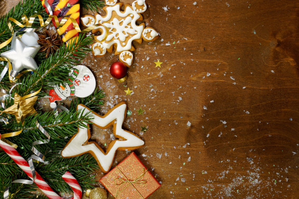 圣诞背景与姜饼，圣诞树，玩具在一个黑暗的背景。文本。图片下载