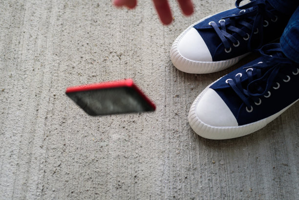 男人的腿和掉落的手机图片下载