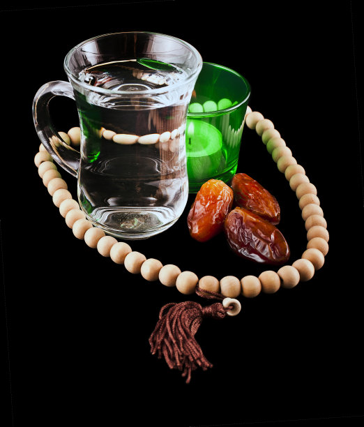 斋月灯、念珠和一杯水图片下载
