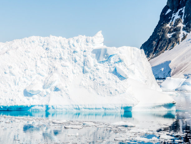 位于南极半岛埃雷拉海峡的冰山，上面有正在崩解的冰和雪图片下载