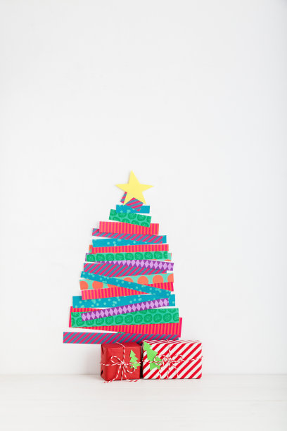 剪纸圣诞树和礼物。图片下载