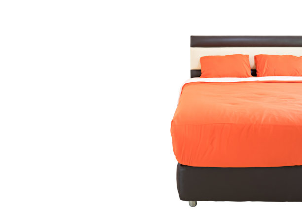 床和美丽的装饰隔离在白色的背景上。图片下载