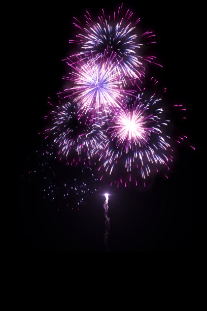 美丽的紫色烟花与trail孤立的黑色背景图片下载