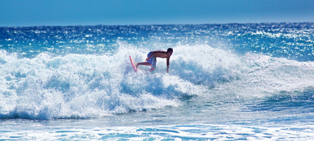 冲浪者在Poipu海滩，考艾岛，夏威夷图片下载