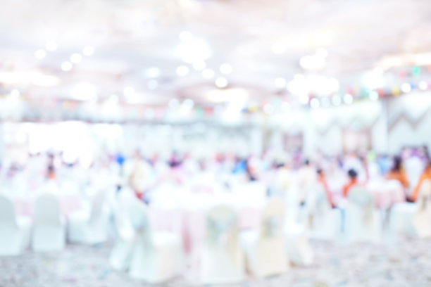 模糊的背景，婚宴在酒店大厅的晚上，许多桌子图片下载