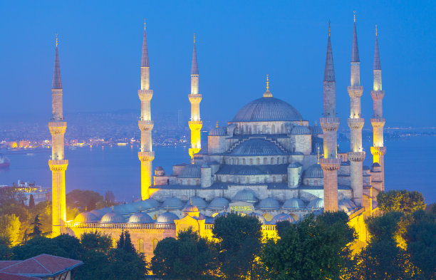 土耳其伊斯坦布尔苏丹艾哈迈德清真寺后的超级蓝血月亮图片下载