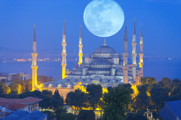 土耳其伊斯坦布尔苏丹艾哈迈德清真寺后的超级蓝血月亮图片下载