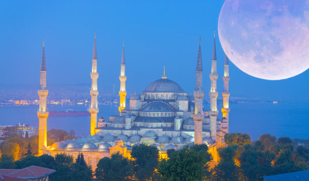土耳其伊斯坦布尔苏丹艾哈迈德清真寺后的超级蓝血月亮图片下载
