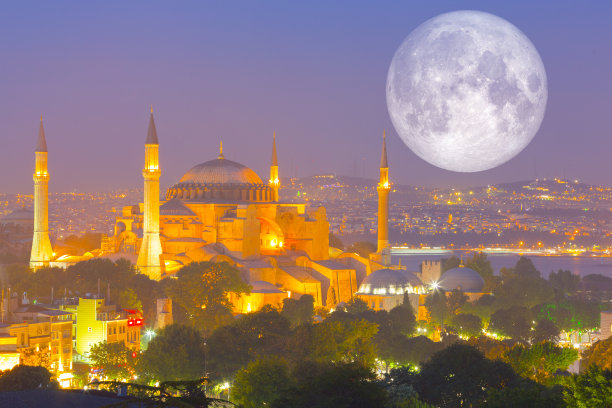 土耳其伊斯坦布尔苏丹艾哈迈德清真寺后的超级蓝血月亮图片下载