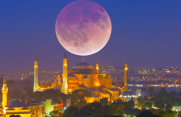 土耳其伊斯坦布尔苏丹艾哈迈德清真寺后的超级蓝血月亮图片下载