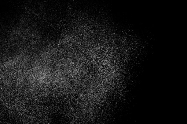 抽象的水溅在黑色的背景上。图片下载