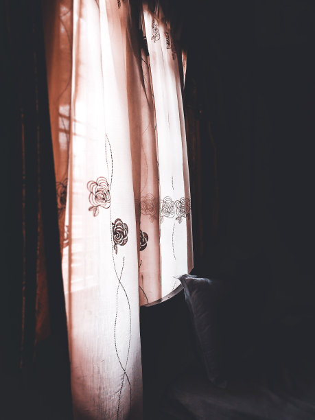 黑暗的房间透过窗户透出光亮。图片下载