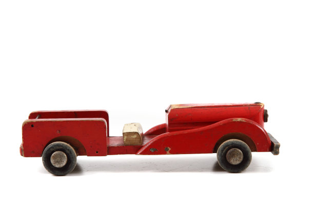 旧的红色木制汽车玩具图片下载