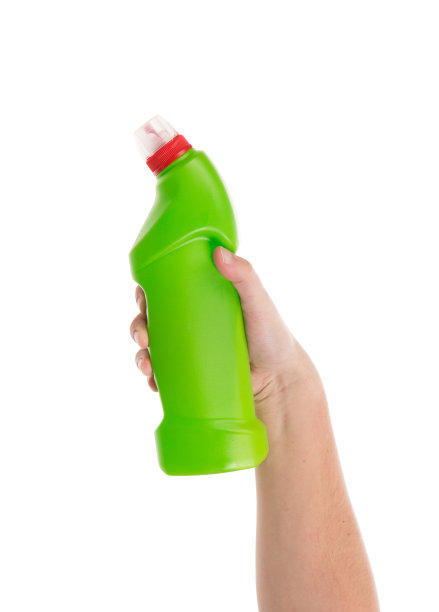 手里拿着一个绿色的瓶子。图片下载