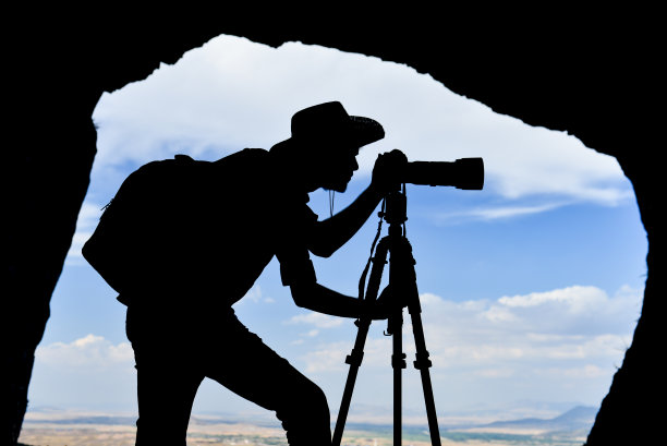 洞穴里的摄影师和冒险家图片下载