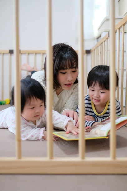 妈妈给婴儿和蹒跚学步的孩子读书图片下载