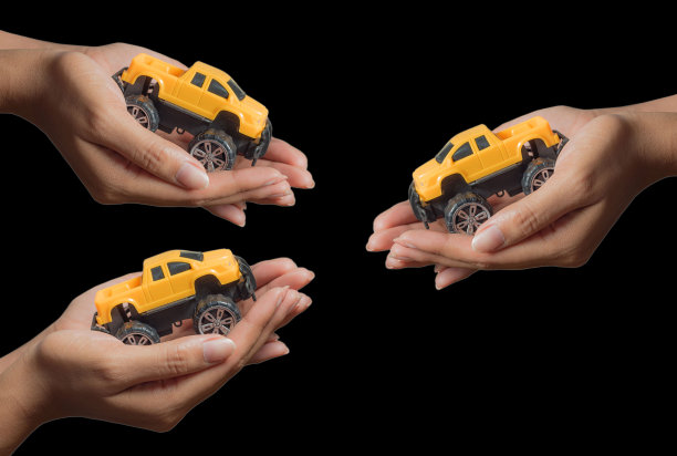 黄色的玩具汽车为妇女保护汽车保险提供保护。免去汽车碰撞的概念与姿态，预防和保护汽车的标志，汽车，概念，新卡车的业务礼品。图片下载