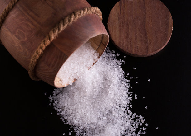 盐从木桶里洒出来图片下载