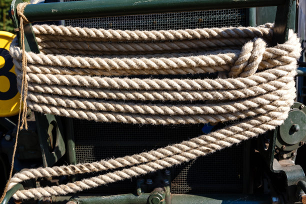 牵引绳紧紧地缠绕在一辆老式军车的保险杠上。图片下载