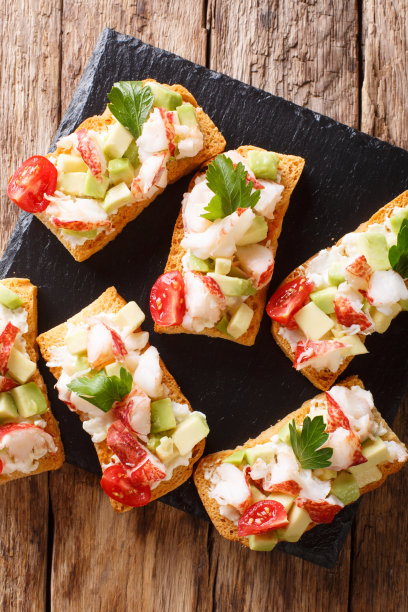 食物背景:三明治配龙虾、鳄梨、西红柿和奶油芝士宏。垂直的俯视图图片下载