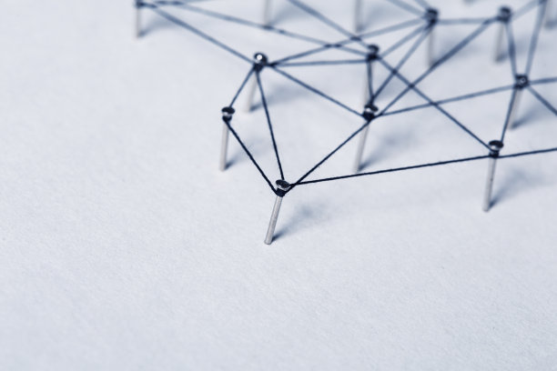 连接的实体。网络，网络，社交媒体，网络传播。一个小网络连接到一个大网络。在纸上用带黑色调的棉花连在一起图片下载