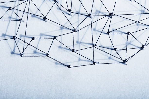 连接的实体。网络，网络，社交媒体，网络传播。一个小网络连接到一个大网络。在纸上用带黑色调的棉花连在一起图片下载