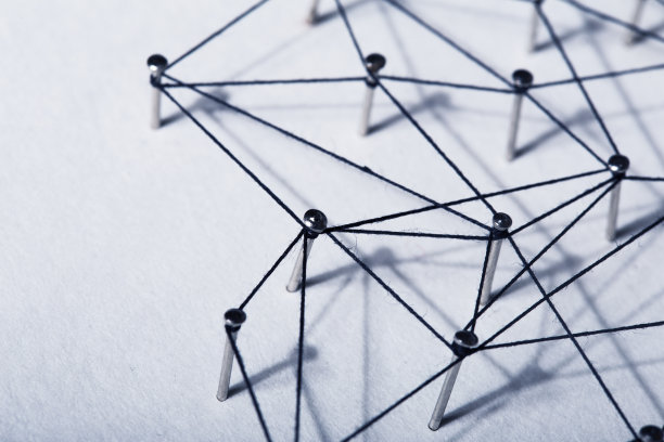 连接的实体。网络，网络，社交媒体，网络传播。一个小网络连接到一个大网络。在纸上用带黑色调的棉花连在一起图片下载