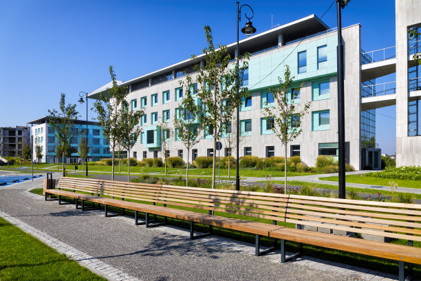 波兰华沙维拉诺区一个新住宅区的绿色广场图片下载