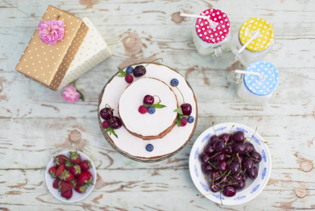 生日餐桌上的蛋糕图片下载