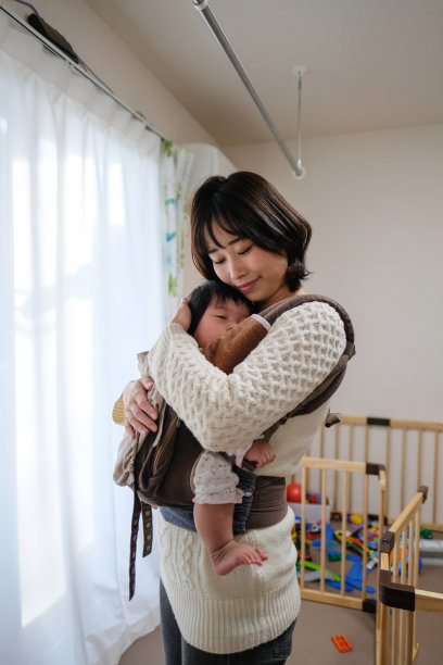 婴儿睡在妈妈的怀里图片下载