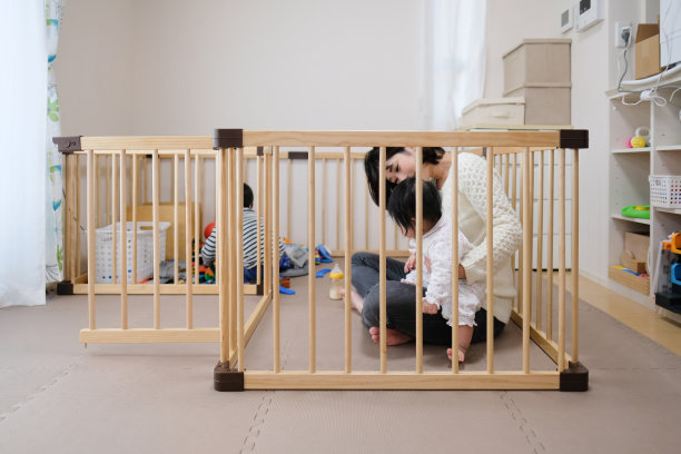 婴儿，母亲和蹒跚学步的孩子在房间里玩图片下载