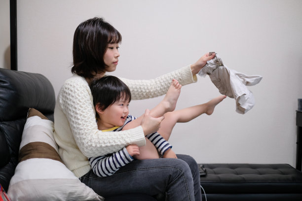 蹒跚学步的孩子和妈妈穿着裤子图片下载