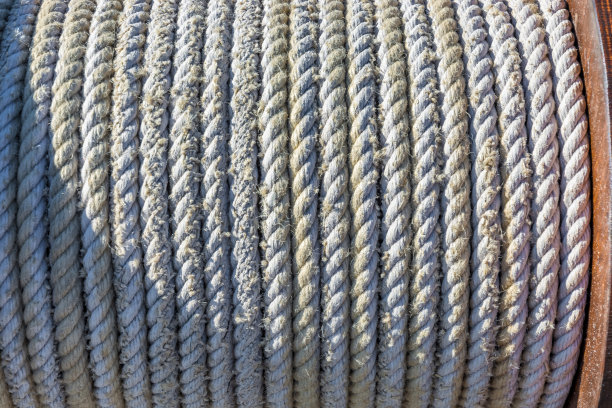 帆船上绞车上的卷绳图片下载