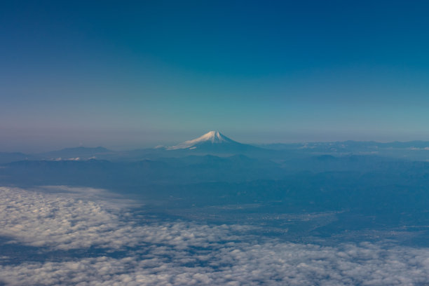 蓝天映衬下的风景图片下载