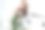 女人把玫瑰插在花瓶里。家庭主妇照顾舒适的厨房。现代厨房设计图片下载