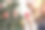 母亲和女儿装饰圣诞树图片下载