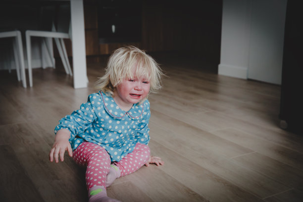 孩子在家里哭闹，压力，痛苦，悲伤，绝望图片下载