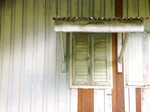 带有遮篷或屋顶的窗户正面图片下载