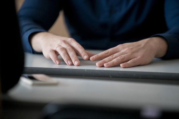 仔细观察商业伙伴在会议上讨论文件和想法时的手势。复古的基调。图片下载