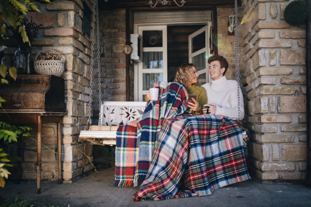 一对在阳台上享受热可可的调情情侣图片下载