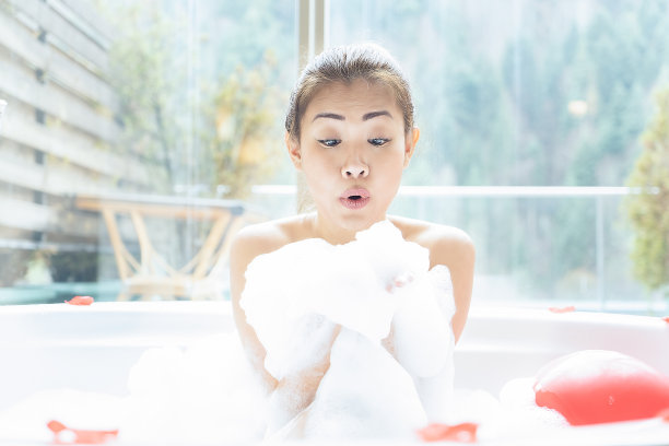 女人在热水浴缸淋浴-豪华五星级酒店概念图片下载