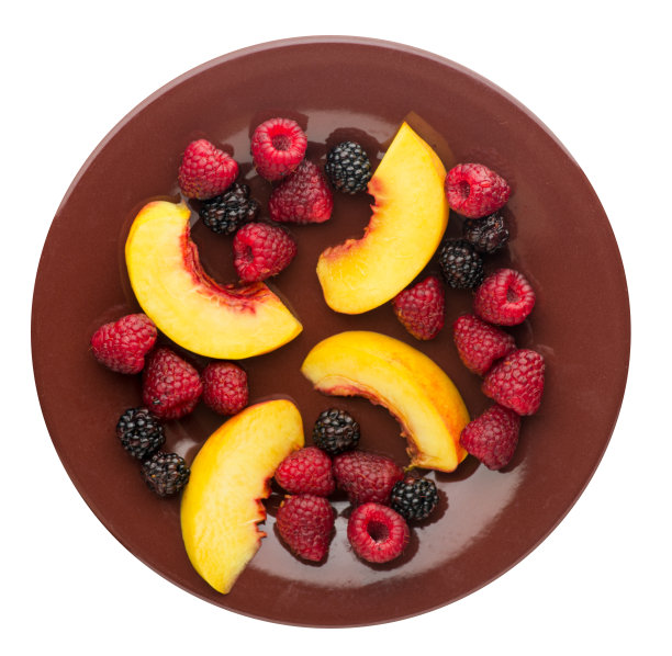 盘子里有黑莓、覆盆子、油桃。黑莓，覆盆子，油桃孤立在白色背景上。健康食品。素食图片下载