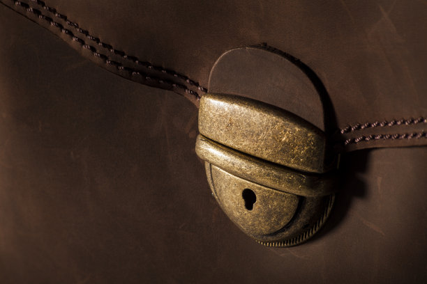 深棕色皮包细节图片下载