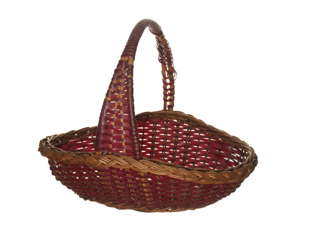 旧的空装饰水果篮孤立在白色的背景。图片下载