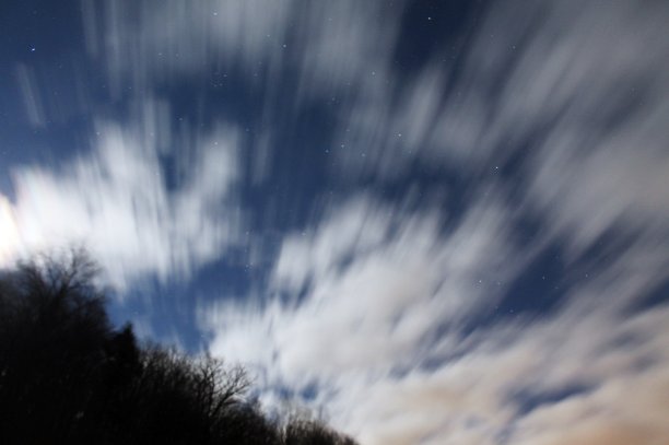 夜空中的云-长曝光-彩色摄影图片下载