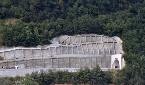 高速公路隧道后挡土墙图片下载