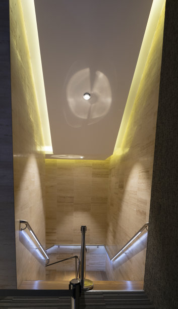 现代拉丁美洲建筑中的走廊、建筑空间、人工照明、看台和运动。图片下载